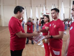 Jamin Kesejahteraan Kontingen PON Aceh, Ketua KONI Steven Kandouw Serahkan Uang Saku
