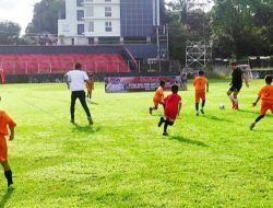 Cetak Gol Indah, Wagub Kandouw Asik Main Bola Bareng Pesepakbola Junior