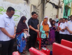 Wagub Steven Kandouw Serahkan Bantuan Korban Kebakaran di Kampung Kodo