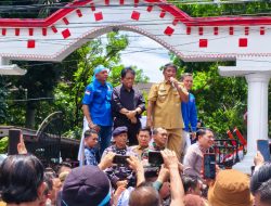 Dari Atas Mobil Pick Up, Yulius Selvanus Terima Pendemo di Kantor Gubernur Sulut