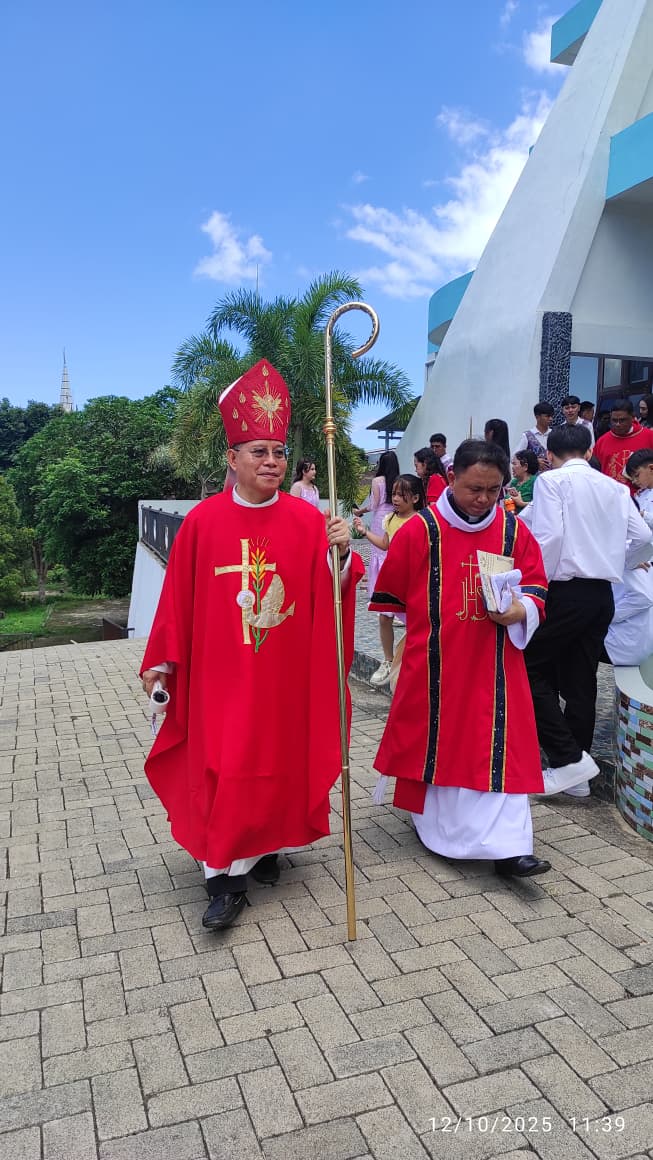 Uskup Manado, Mgr Rolly Untu MSC bersama Frater Diakon Michael Kewo, Pr usai Penerimaan Sakramen Krisma di Paroki BHKY Rumengkor