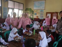 Bhayangkari Lamsel Pantau Program MBG, Anak-Anak Antusias Sambut Kunjungan Ny. Emy Toni