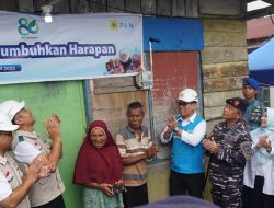 Cahaya dan Harapan di HLN ke-80: PLN Sambungkan Listrik Gratis bagi Keluarga Prasejahtera di Padang