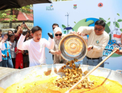 PLN dan Chef Bobon Santoso Bagikan 1000 Porsi Makanan Gratis di Desa Suryabahari