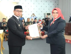 Bupati Sirajudin Lasena Serahkan SK Pimpinan DPRD Boltara Periode 2024–2029