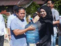Anggota DPRD Boltara Tia Aprilia Modanggu Turun Langsung Salurkan Air Bersih kepada Masyarakat.