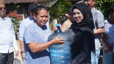 Anggota DPRD Boltara Tia Aprilia Modanggu Turun Langsung Salurkan Air Bersih kepada Masyarakat.