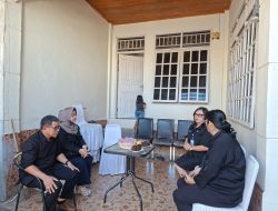 Tangis Haru Ny. Ening Lasena-Adam Saat silaturahmi ke Rumah Duka Almarhum Darwin Muksin