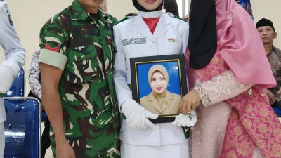 Anak Seorang TNI, Chika Almira Putri Talibo Bawa Foto Almarhumah Ibunda Saat Pengukuhan Paskibraka